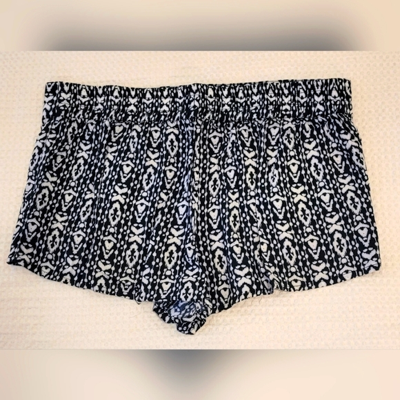 KIRRA soft flowing Shorts in Size L Black & White Model 6'1" - Picture 4 of 7